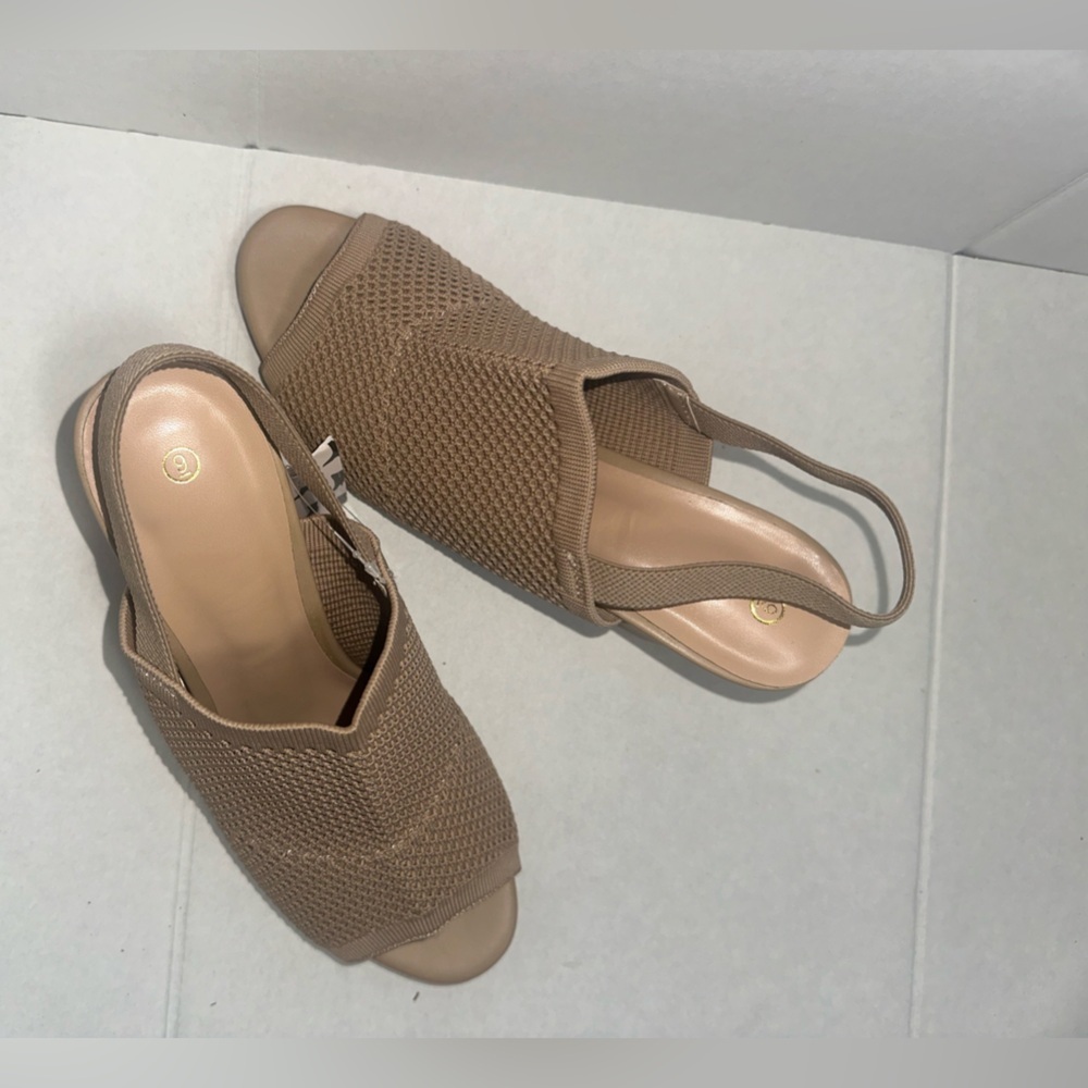 Mysoft Women's Thick Knit High Heel Sandals size 9.      (# 135)